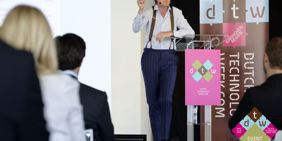 Jort Kelder, met aan zijn voeten de ingeleverde smartphones. Foto | Bart van Overbeeke