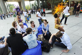 Sambamuziek op het Simon Stevinplein. Foto | Bart van Overbeeke