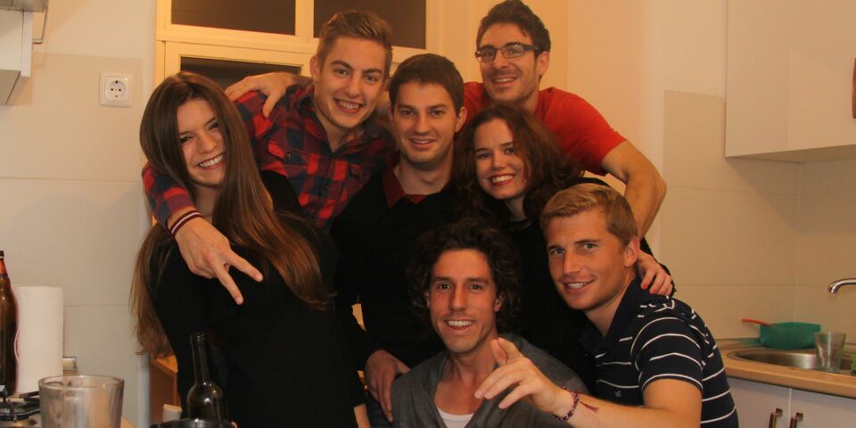 Bob van Thiel (midden onderin) tussen zijn nieuwe vrienden in Lissabon.