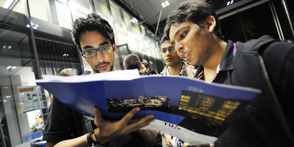 Internationale feestavond in Common Room. Foto l Bart van Overbeeke