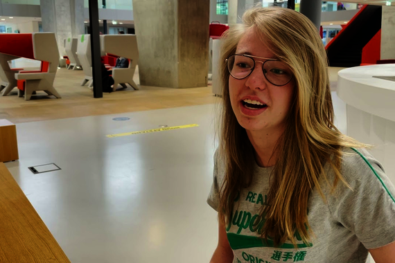 Studenten mogen weer één dag per week college volgen op de campus. Cursor peilde de stemming, die unaniem vrolijk bleek.