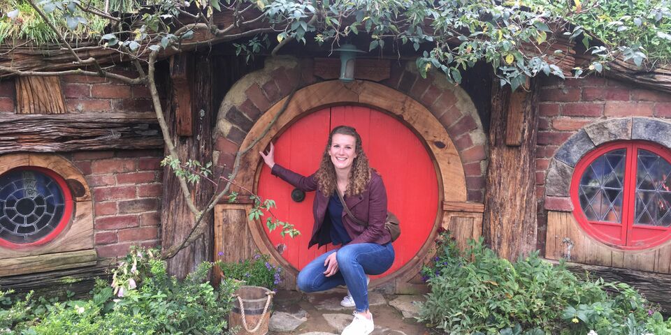 Joni bij de Hobbiton; de filmset van Lord of the Rings en The Hobbit. Foto | Privé-archief Joni Simons