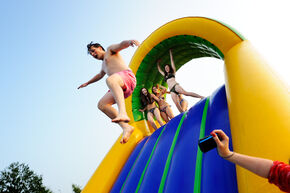 Miami Nice bij Thêta, mét waterglijbaan. Foto | Bart van Overbeeke