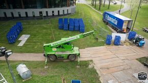 Voorbereidingen voor de bierkrattenbrug.