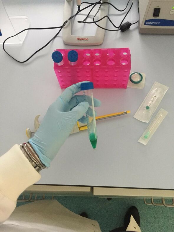 Een van mijn werkzaamheden tijdens mijn stage in het ziekenhuis in Southampton: het klaarmaken van injecties. Foto | Privé-archief Hanneke Crielaard