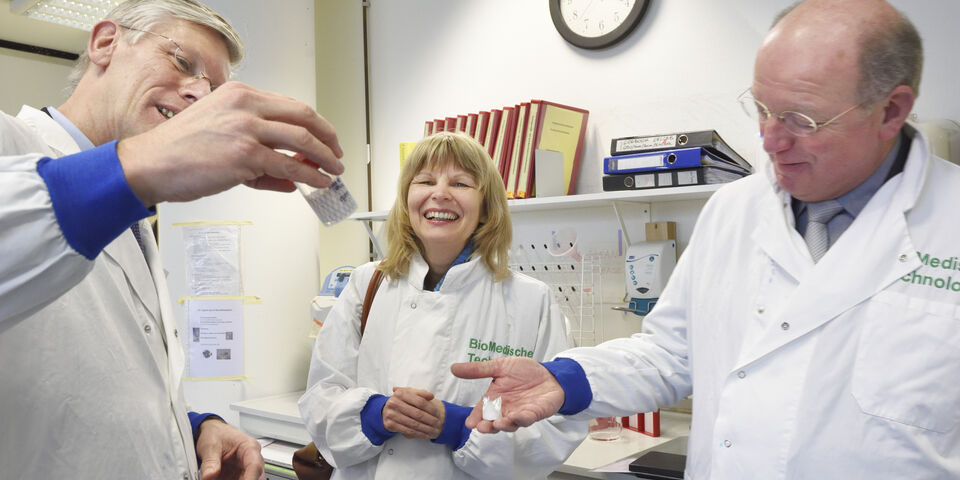 KNAW-president Jose van Dijck wordt bijgepraat door rector Frank Baaijens. Rechts collegevoorzitter Jan Mengelers. Foto | Bart van Overbeeke