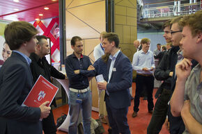 Michel Walters praat met kandidaten.