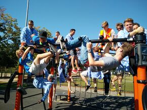 Met 21 in een klimrek.