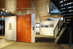 Tentoonstelling Prix Pictet in Hal Hoofdgebouw in 2010. Foto | Bart van Overbeeke