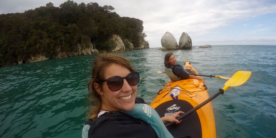 Abel Tasman National Park. Links Bernice d’Anjou, rechts Ariane d’Anjou.