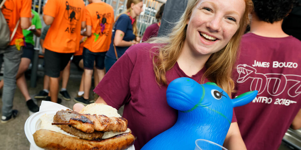 [Translate to English:] Bordje vlees. Foto | Bart van Overbeeke