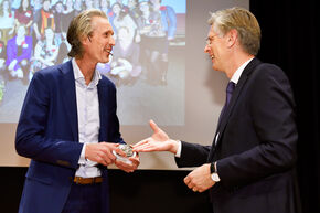 Bas Bloem en rector Frank Baaijens. Foto | Bart van Overbeeke