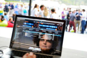 Caroline Hummels in opperste concentratie als dj. Foto | Bart van Overbeeke