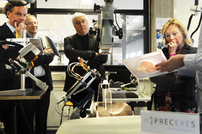 Minister Jet Bussemaker bij de oogchirurgierobot. Foto | Bart van Overbeeke Minister Jet Bussemaker bij de oogchirurgierobot. Foto | Bart van Overbeeke