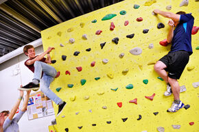 Verticaal twister brengt je in rare posities. Foto | Bart van Overbeeke Verticaal twister brengt je in rare posities. Foto | Bart van Overbeeke