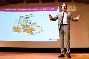 Carlo van de Weijer tijdens de Science Show. Foto | Bart van Overbeeke