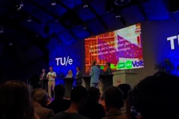 Binnen in de zaal was het geluid duidelijk te horen, maar het debat ging gewoon door.