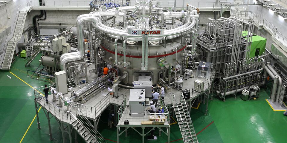 De KSTAR tokamak, met daaromheen alle verhittings- en meetsystemen. In deze machine bereikt het plasma temperaturen van 50 miljoen graden Celsius.