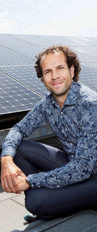 Erwin Kessels bij de zonnepanelen op Flux. Foto | Bart van Overbeeke