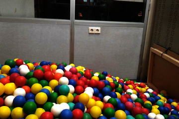 Limburgs dispuut GELIMBO (Technische Universiteit Eindhoven) viert jubileum met ballenbak. Zie ook ...