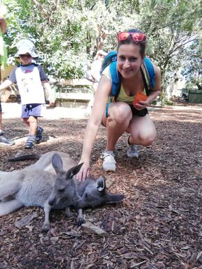 Nathalie van de Laar met kangoeroes in Featherdale Wildlife Park. Foto | Privé-archief Nathalie van de Laar Nathalie van de Laar met kangoeroes in Featherdale Wildlife Park. Foto | Privé-archief Nathalie van de Laar