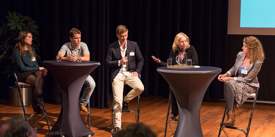 Minister Bussemaker in gesprek met TU/e-studenten. Foto | Ruud Strobbe