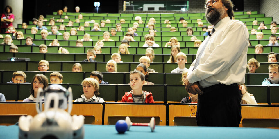 Steinbuch geeft kindercollege. Archieffoto | Bart van Overbeeke