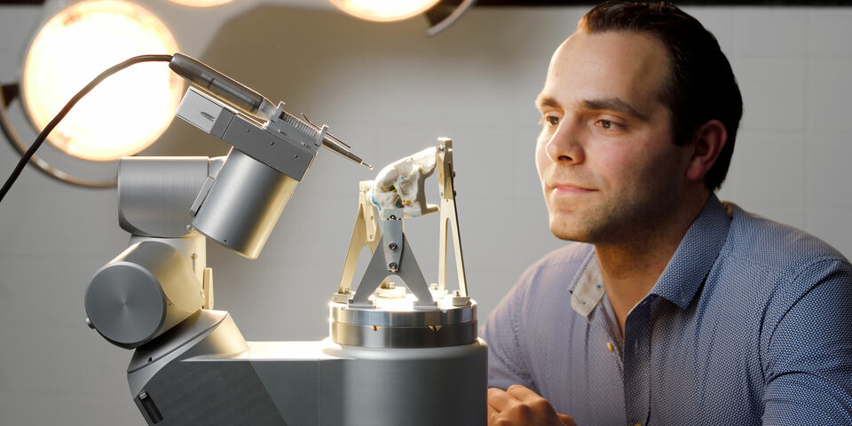 Jordan Bos met zijn RoBoSculpt. Foto | Bart van Overbeeke