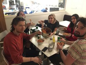 Ik kookte voor mijn halve klas tijdens een van onze late doorhaalavondjes.