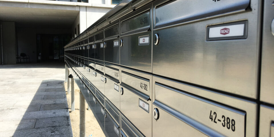 Blinkende brievenbussen bij de entree.