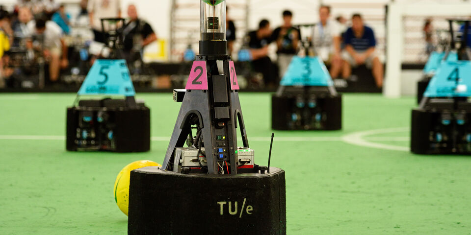 De voetbalrobots in actie. Archieffoto | Bart van Overbeeke