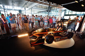 Bezoekers bewonderen de nieuwe racewagen. Foto | Bart van Overbeeke Bezoekers bewonderen de nieuwe racewagen. Foto | Bart van Overbeeke