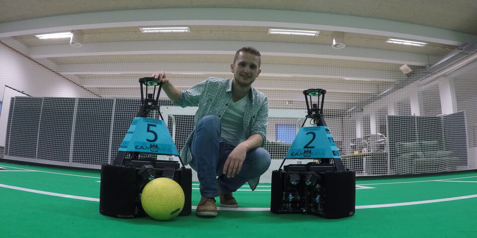 Wouter Kuijpers in het oefenstadion van CAMBADA.