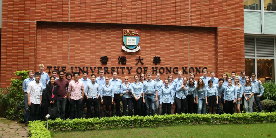 Groepsfoto voor de University of Hong Kong.