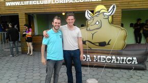 Met mijn huisgenoot/vriend voordat we één van de vele universiteitsfeestjes binnengaan.