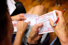 Stemmen voor de publiekswinnaar. Foto | Bart van Overbeeke