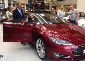 TU/e-professor Steinbuch geeft de minister een lift naar zijn volgende lab-bezoek.