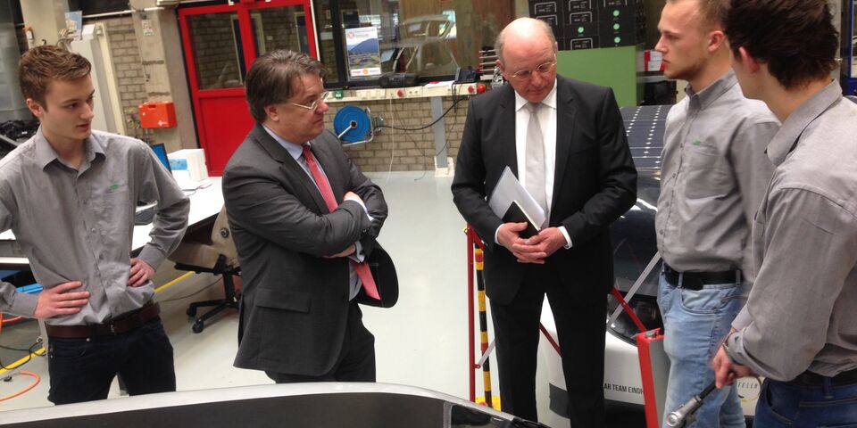 Wim van de Donk wordt in bijzijn van collegevoorzitter Jan Mengelers (r) bijgepraat door de studenten van TU/ecomotive. Foto | Barend Pelgrim