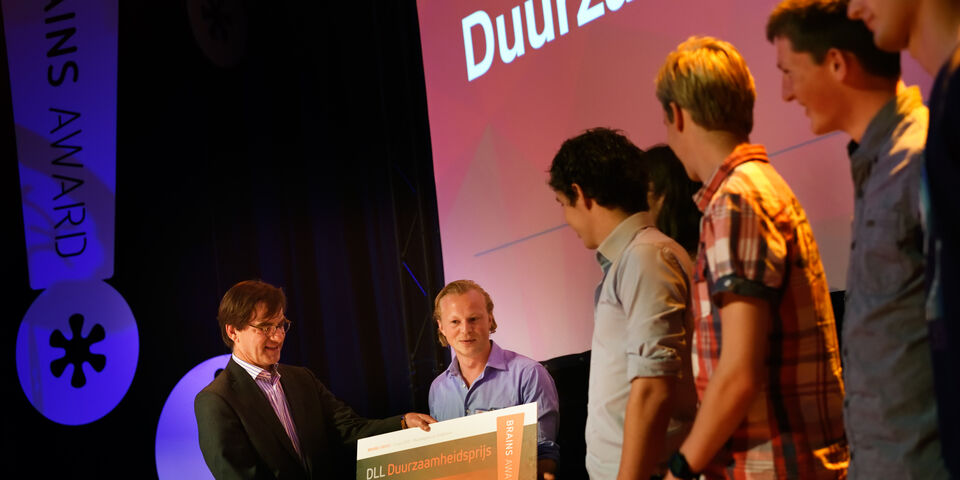 Formauto ontvangt de duurzaamheidsprijs. Foto | Bart van Overbeeke