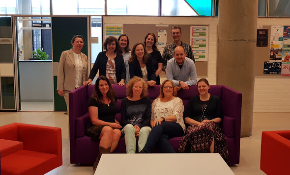 Marcia (in wit shirt op de bank) temidden van de groep waarin ze werkt. Foto | Team ESA Marcia (in wit shirt op de bank) temidden van de groep waarin ze werkt. Foto | Team ESA