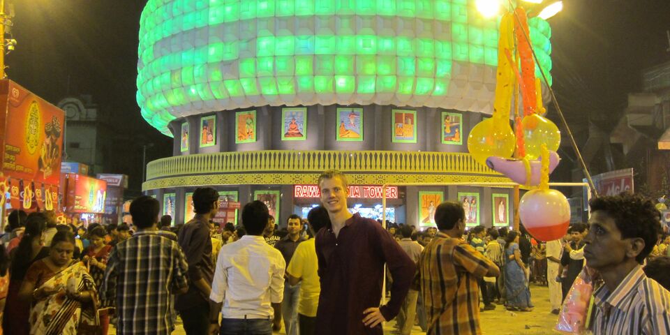 Peter Kuin voor een van de tweeduizend tijdelijke tempels tijdens Durga Puja.