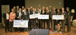 Alle winnaars op foto met de jury.
