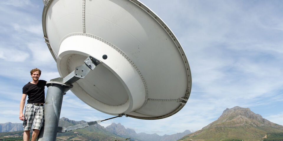 Mark Kleijnen bij een van de radiotelescopen in Stellenbosch.