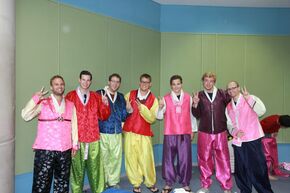 Traditionele Koreaanse outfit (Tim: tweede van rechts).