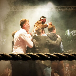 Winnaar Sietse Wolberink met zijn dispuutsgenoten. Foto | Monique van de Ven Winnaar Sietse Wolberink met zijn dispuutsgenoten. Foto | Monique van de Ven