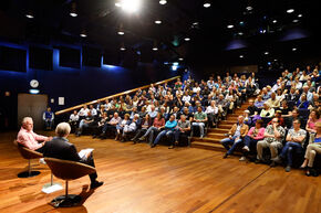 De misdaadverslaggever zorgde voor een volle zaal. Foto | Bart van Overbeeke