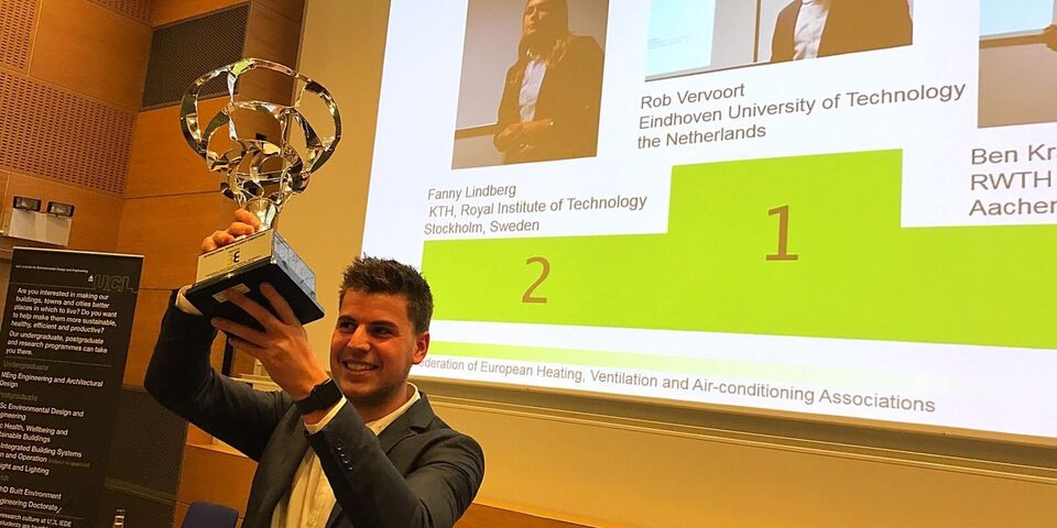 Rob Vervoort op het jaarcongres van REHVA met zijn beker.