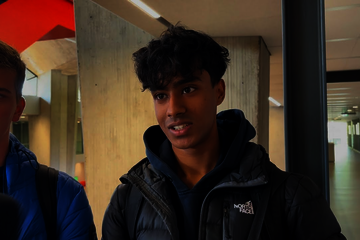 Most of us know by know blue light - from phone or laptop screens for example - can influence our wake-sleep rhythm.