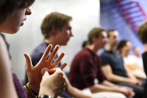 Stoeien met muntjes bij Victor Mids. Foto | Bart van Overbeeke