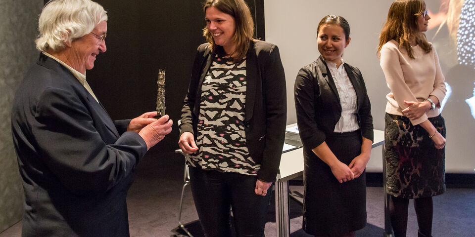 Marina van Damme overhandigt haar prijs. Foto | Angeline Swinkels.